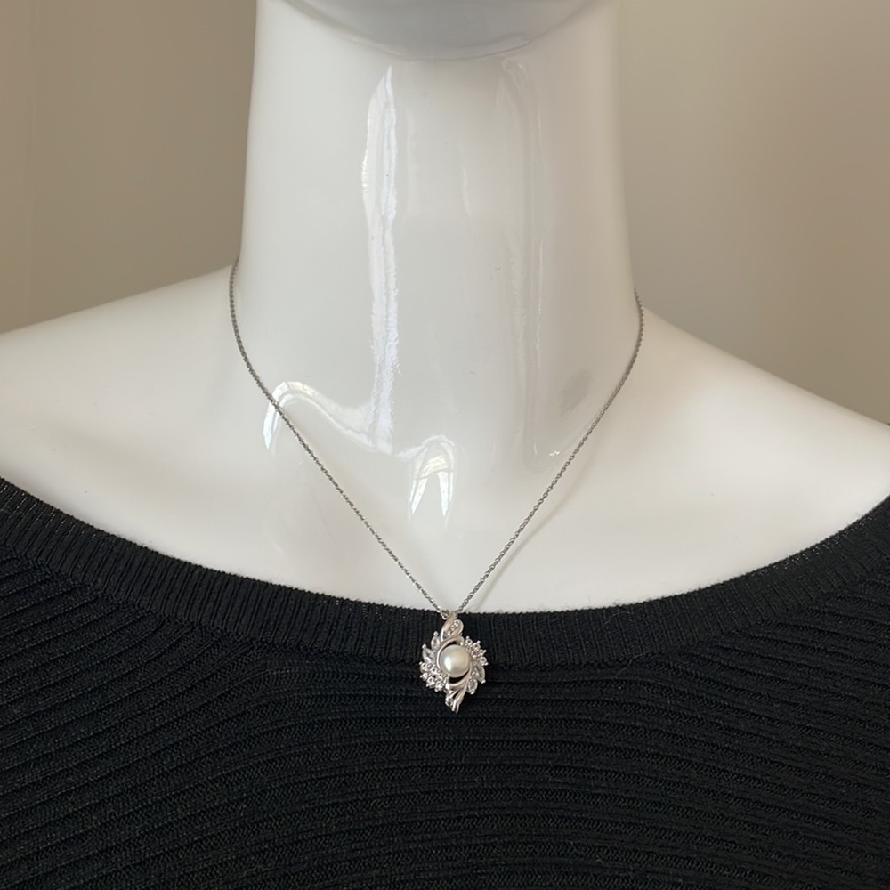 Gorgeous Sterling silver necklace with pendant